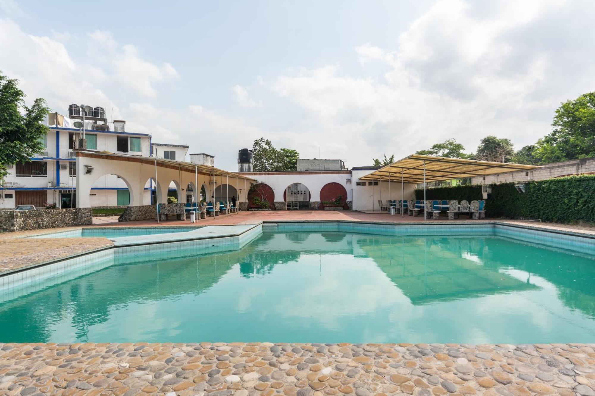 Oyo Hotel Casa Blanca Martínez de La Torre Exterior photo